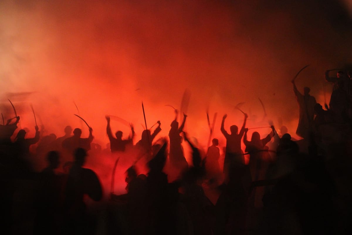 people fighting battle