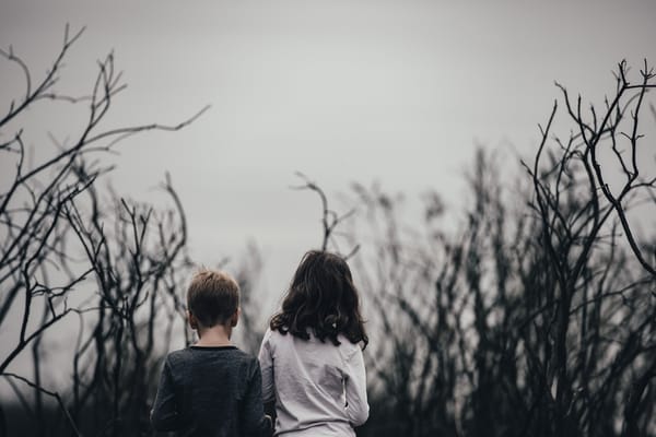 two kids praying